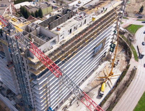 Zakończono betonowanie stropu nad ostatnią kondygnacją mieszkalną M15